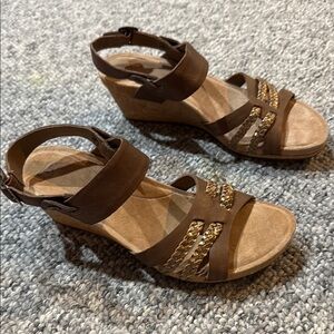 UGG Serinda Wedge Size 8 Gold and Brown Wedge Sandals with Suede Straps NWO tags